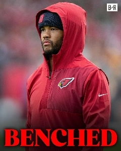 カイラーの頭はベンチに押し戻された