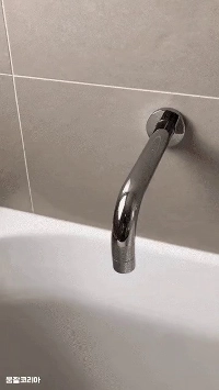 “”””私はプログラマーです。蛇口をひねったら水が出てきます。」