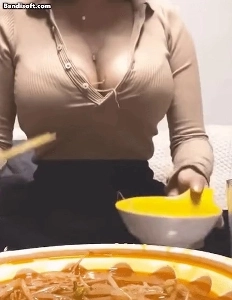 麺を落として拭く妹