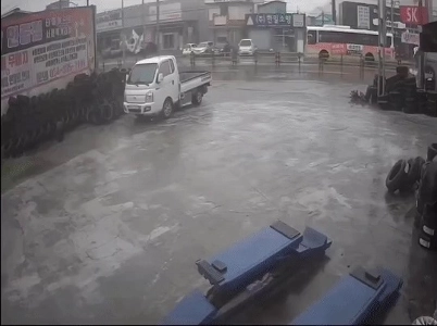 転がったタイヤを体でブロックした女の子