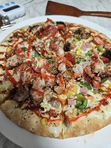 うわー、最近の1枚4,490ウォンの冷凍ピザのクオリティを見てください。