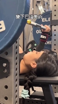 (SOUND)ㅇㅎ) ベンチプレスをする香港の女の子