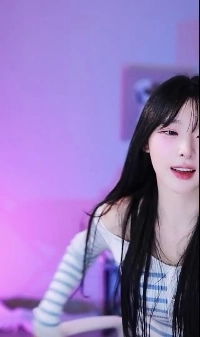 (SOUND)屋上で青いストライプのクロップトップを着て胸の谷間を見せつけるソヒ