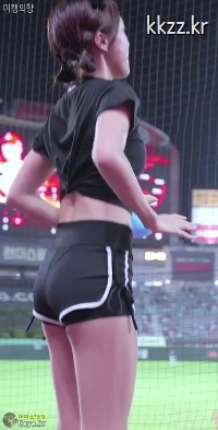 キュートに応援するチアリーダー イ・ジュヒ