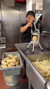 (SOUND)初心者と経験豊富な生ポテトスライサーの違い.mp4