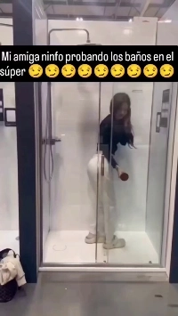 新しく購入したオナニー器具で姿勢を見つめる女性