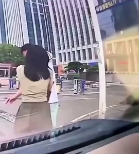 (SOUND)路上でブラを外して失礼な態度を取ろうとするテトの女の子