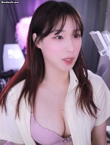 シャツの下にピンクのブラジャーを着けて胸の谷間を披露するミョンアチュ