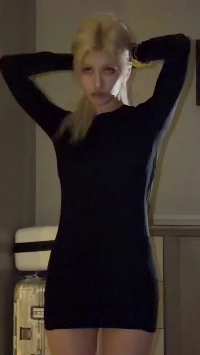 部屋でボディスーツを着て踊るチョン・ソミ