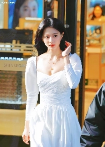 そして。ツウィは今急いでいるみたいだ。胸の谷間を見せつけてるね