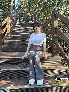 彼女とのハイキングデートを楽しんでいます。