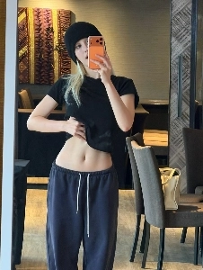 チョン・ソミ、Tシャツをたくし上げておへそを見せる