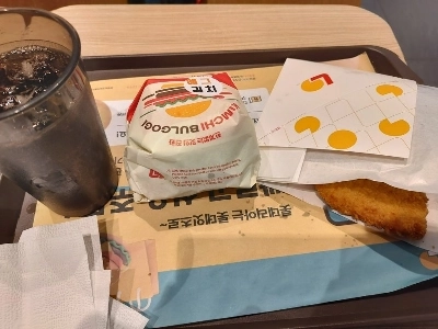 ロッテリアで豪華な食事を食べます。