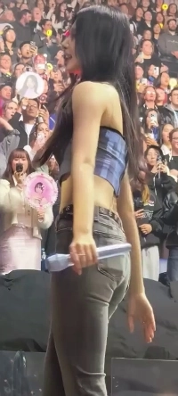 ツウィの下から見たウエストラインにフィットしたジーンズ