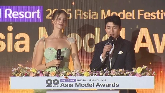 アンジェリーナは首の骨がたくさんあるように見える