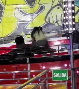 (SOUND)遊園地の乗り物でニーズを満たすカップル