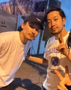 イルカ誘拐団長シン・ウソクとは海外旅行をするほど仲の良い人物。