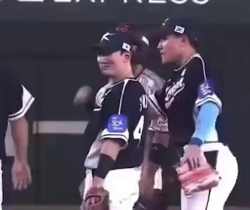 日韓野球の審判は「かっこいい」という韓国選手と笑顔の日本選手。