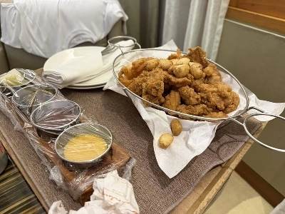 ホテルのルームサービスのチキンはさまざまな反応を示す