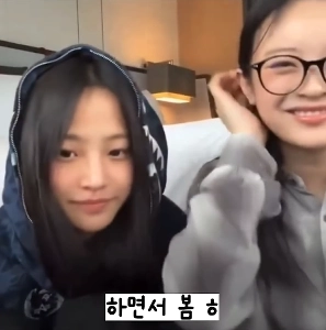 ハニとミンジは無視事件で国会視察に行った裏話を笑いながら語ります。jpg