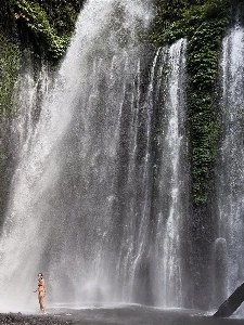 私の妹は滝に遊びに行きました