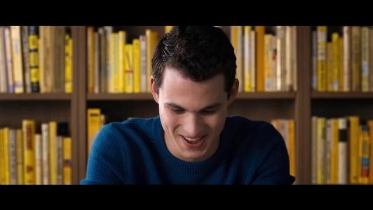 (SOUND)椅子から立ち上がった女性を見て男は驚いた（笑）。