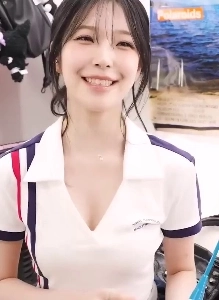 テニスルック fromis_9 ペク・ジホンの目の笑顔