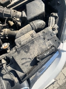 車を修理した後、ボンネットが緩んでいたので開けてみると、車のセンターのフラッシュとゴミが見つかりました。