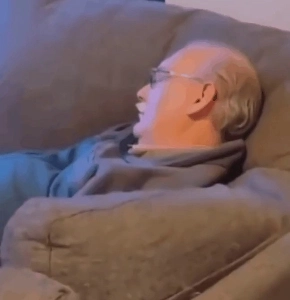 ボール遊び中に眠ってしまったおじいさん