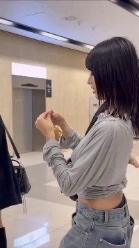 (SOUND)空港ファッション ヘビーグレー クロップトップの横顔 Kiss of Life Natty