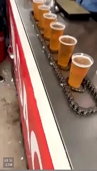 自転車のチェーンを使ってビールグラス6個を一度に持ち上げる