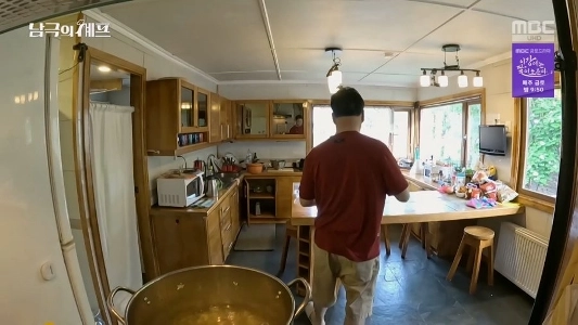 ペク・ジョンウォンさんの髪型は独特です。