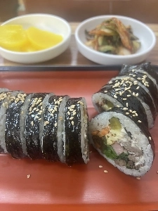 地元のスナックバーの牛肉キンパ