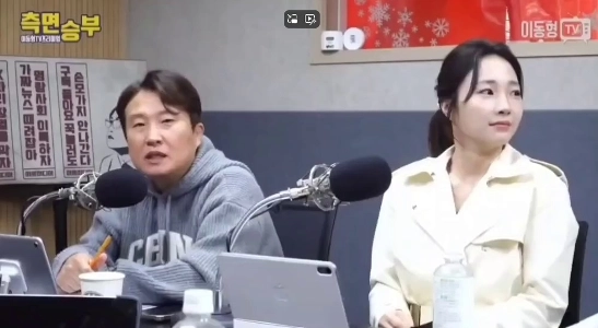 (SOUND)Young Fortyの放送で表情をコントロールできない女性