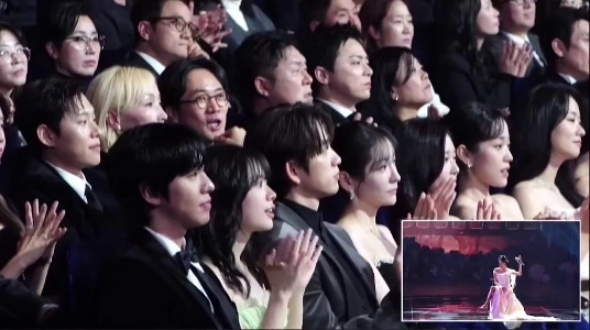 (SOUND)ユン・ギョンホは青龍映画賞祝賀公演中にファサに一目惚れした。