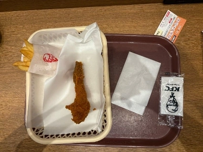 KFCレストランのチキンレッグの写真