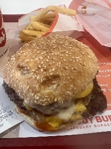 土曜日のランチは家の前にあるハンバーガーです。