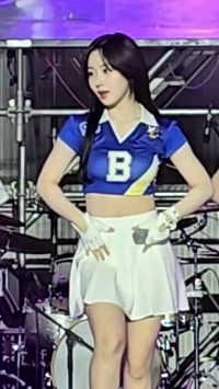 Nmixオ・ヘウォンかさばる青いクロップトップ+白いテニススカートとサイハイ