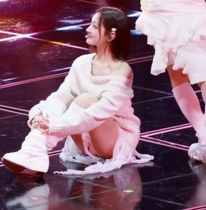 ステージ床に座って待っているキキ・ジユのスベスベ太もも