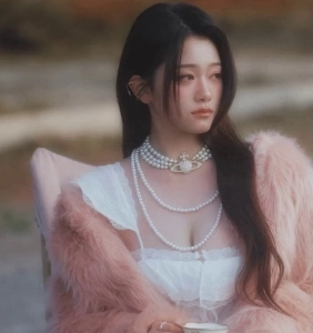 上品なウォン・ジミンの深い谷間