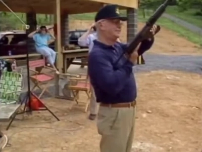 (SOUND)射撃用に作った銃を交換するおじいちゃんたち