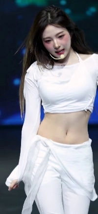 トリプルエスハヨンの白いクロップド衣装、白くてセクシーなお腹とへそ