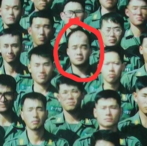驚いたことに、軍服を着たペク・ジョンウォンの合成写真ではありません。jpg