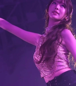 イヴ・チャン・ウォニョン、金色のランジェリー姿で金色のフェロモンで魅力をアピール