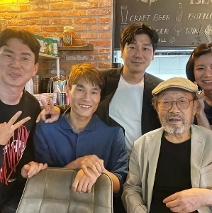 イ・ソンジョン氏の死去により、現役放送作家としては最高齢となった。