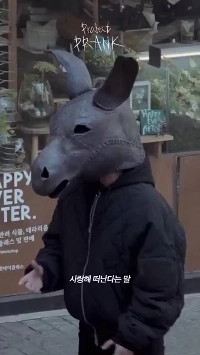 (SOUND)テイは鉄拳とハンバーガーの両方をマスターした後、歌手に戻ります。