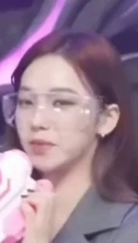 (SOUND)[Aespa] カリーナ・ニンニンは水鉄砲を前後に振りながら口を大きく開ける