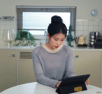 IU Puradak シーズンパッケージファンアートコンテストの受賞作品のレビュー。 GIF