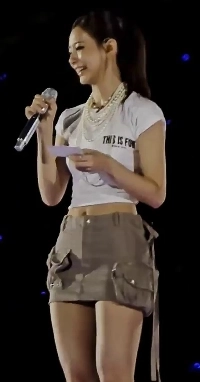 泣いているツウィと彼女の悪い手