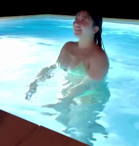 (SOUND)スクラッチがなくても大当たりする宝くじガール